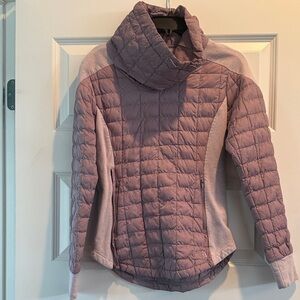 The North Face Women's Puffer pullover in Lavender
